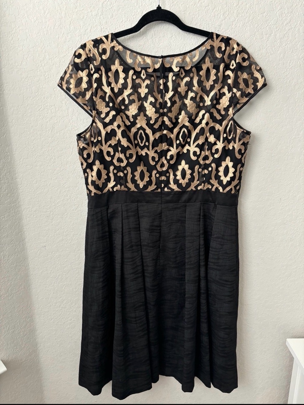 Adrianna Papell Black Dress with Gold Lace Overlay size 16 - Picture 5 of 7